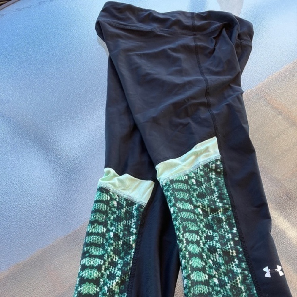 Women's Under Armor Compression Capris. Size M. Excellent Con.